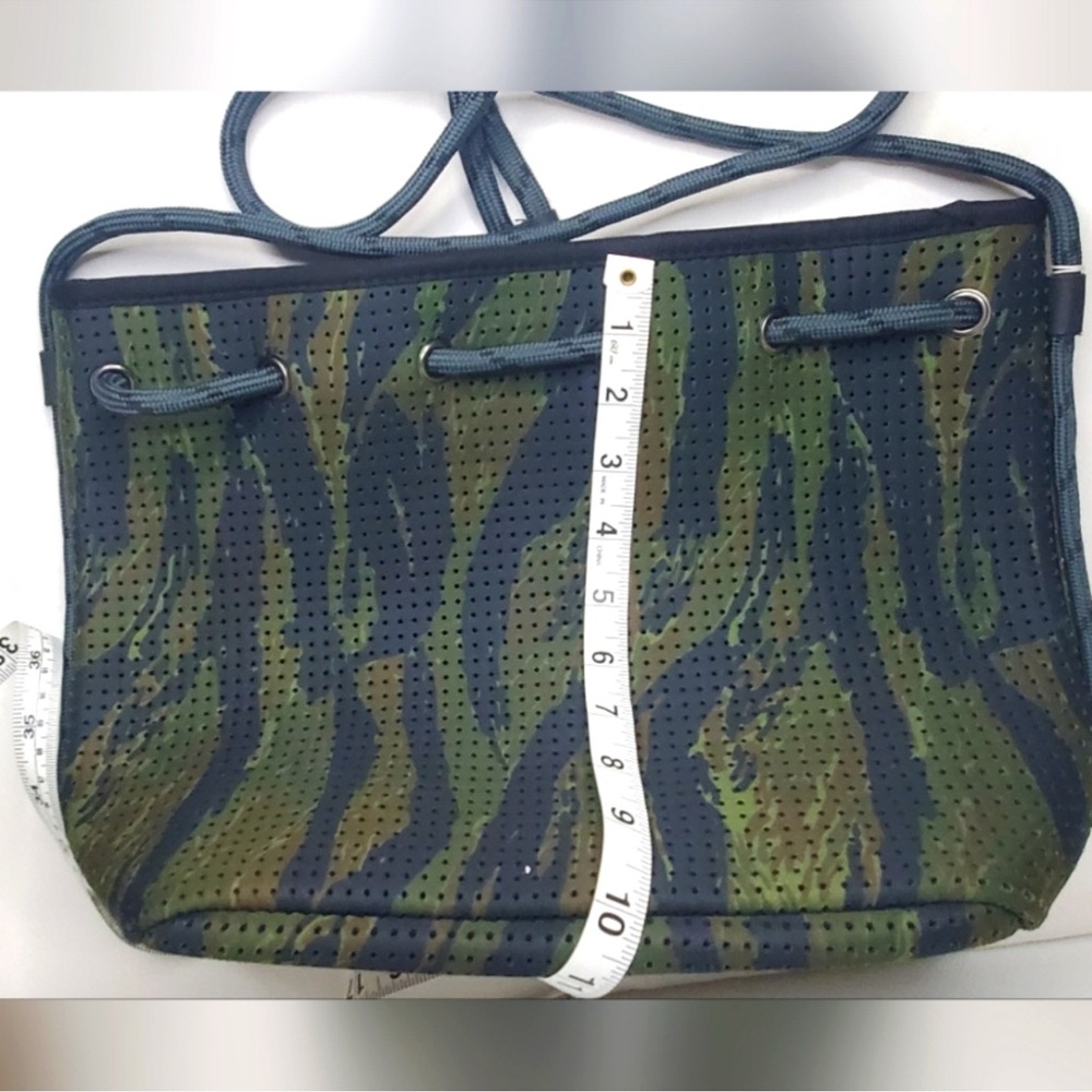 Chuchka NWT Becki Bucket Bag- Camo Neoprene Bag In Lightweight From Australia - Picture 7 of 14